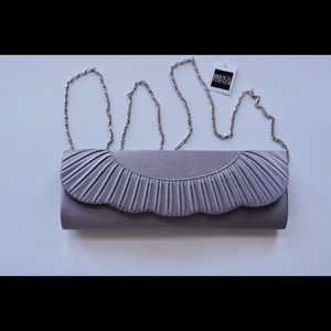 ⚡️⚡️Ready for night out Silver evening bag NWT 100% polyester. Party perfect.